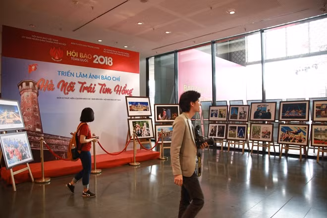 Một góc triển lãm ảnh "Hà Nội trái tim hồng" tại Hội báo Toàn quốc 2018.