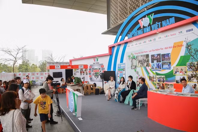 Góc trưng bày ấn tượng của VOV. Kênh truyền hình của VOV đã thực hiện một talkshow trực tiếp từ khu trưng bày của Hội báo Toàn quốc.