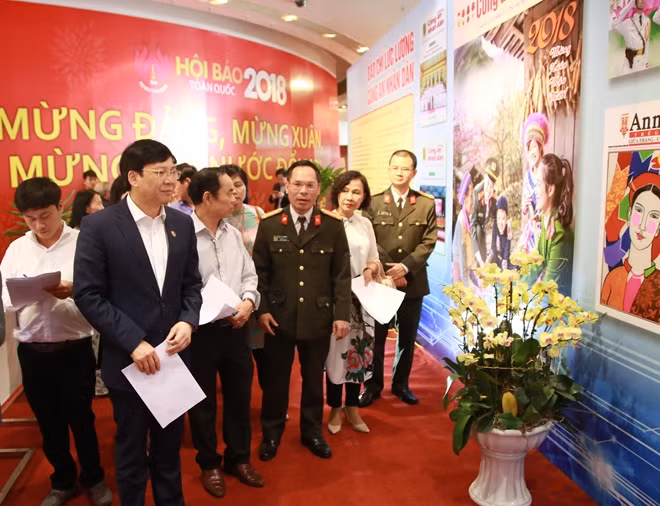 Phó Chủ tịch thường trực Hội Nhà báo Hồ Quang Lợi thăm gian trưng bày của Báo CAND.