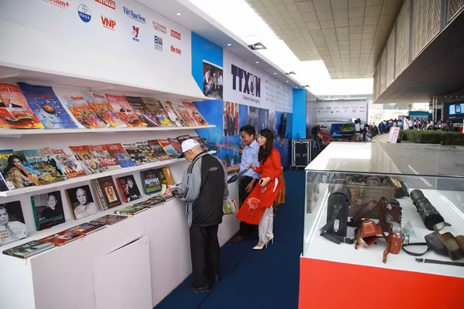 Góc trưng bày của Thông tấn xã Việt Nam với sự xuất hiện của đầy đủ các ấn phẩm, cùng góc trưng bày các hiện vật được các nhà báo lão thành sử dụng trong các thời khắc lịch sử của đất nước.