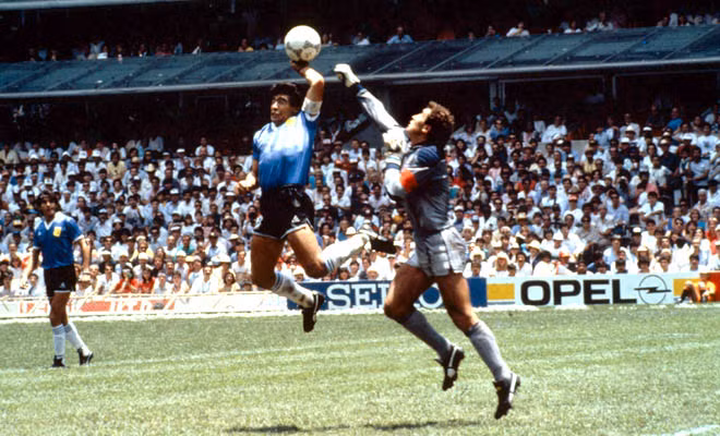Khoảnh khắc Maradona đấm bóng vào khung thành. Khoảnh khắc Maradona đấm bóng vào khung thành.