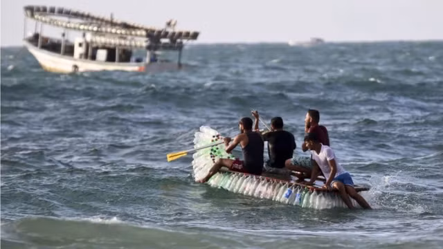 Chiếc thuyền làm từ vỏ chai mò mẫm ngoài khơi Palestine. Ảnh: SCMP