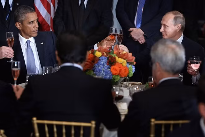 Tổng thống Obama và Tổng thống Putin trò chuyện trong bữa trưa do Tổng thư ký LHQ Ban Ki-moon tổ chức nhân cuộc họp Đại Hội Đồng LHQ lần thứ 70 ở New York ngày 28-9-2015. Ảnh: Getty