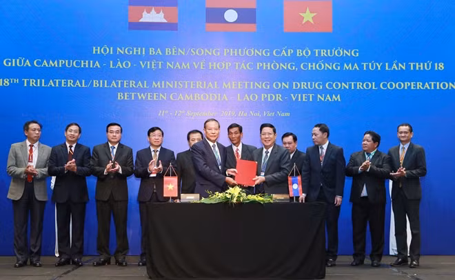 Thượng tướng Lê Quý Vương, Trưởng đoàn Việt Nam và Trung tướng Somvang Thammasith, Trưởng đoàn Lào trao đổi Biên bản song phương.