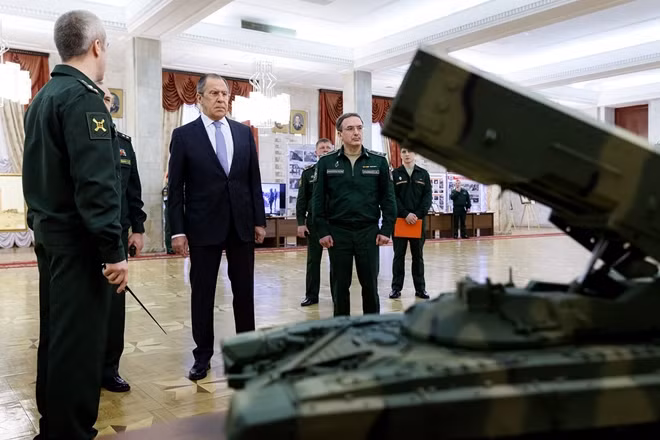 Ngoại trưởng Nga Lavrov trong một lần thăm nhà máy sản xuất vũ khí. Ảnh: RT