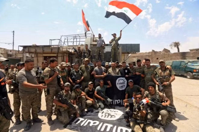 Các lực lượng Iraq ăn mừng sau khi đánh đuổi được IS ra khỏi thành phổ Mosul. Ảnh: Reuters