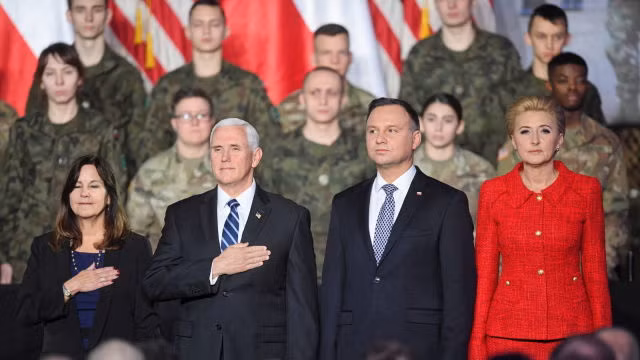 Phó Tổng thống Mỹ Mike Pence và Tổng thống Ba Lan Andrzej Duda (giữa). Ảnh: Reuters
