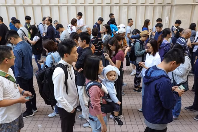 Người Hong Kong xếp hàng dài bên ngoài điểm bỏ phiếu. Ảnh: SCMP
