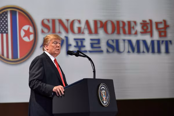 Chiều cùng ngày, ông Trump đã tổ chức họp báo để thông tin về kết quả của cuộc gặp với ông Kim. Nhà lãnh đạo Mỹ tái khẳng định quá trình phi hạt nhân hóa Triều Tiên sẽ có thể kiểm chứng, với sự tham gia của nhiều người, cả quan sát viên Triều Tiên, Hàn Quốc lẫn quốc tế. Chiều cùng ngày, ông Trump đã tổ chức họp báo để thông tin về kết quả của cuộc gặp với ông Kim. Nhà lãnh đạo Mỹ tái khẳng định quá trình phi hạt nhân hóa Triều Tiên sẽ có thể kiểm chứng, với sự tham gia của nhiều người, cả quan sát viên Triều Tiên, Hàn Quốc lẫn quốc tế.