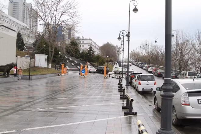 Ngoài đường thuỷ và đường sắt, thành phố Vladivostok cũng có một hệ thống giao thông đường bộ tốt nhờ được khoản đầu tư khổng lồ của Chính phủ Nga.