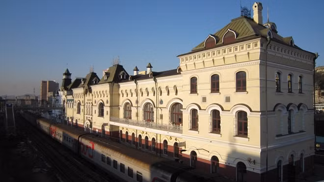 Đường sắt tại Vladivostok cũng được Tổng thống Putin đầu tư mạnh mẽ để đảm bảo đáp ứng nhu cầu trung chuyển hàng hoá tới các vùng đất xa xôi khác của đất nước.