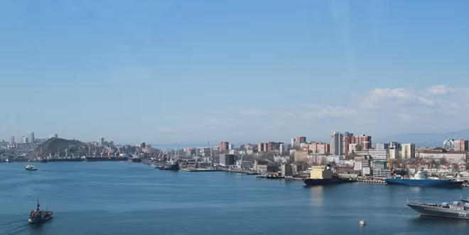 Vladivostok có được sự phát triển nhờ việc Tổng thống Vladimir Putin chuyển đổi thành “hải cảng tự do”, thông qua việc cắt giảm hàng loạt thủ tục giấy tờ và đặt ra các quy định chưa từng có để bảo vệ nhà đầu tư.