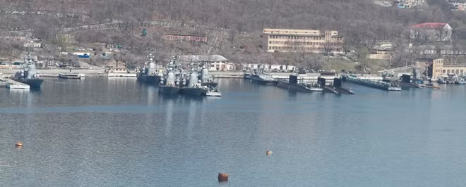 Một thời gian dài, đây là thành phố cấm đối với người nước ngoài — Vladivostok là nơi đóng quân của Hạm đội Thái Bình Dương. Lệnh cấm được dỡ bỏ vào năm 1992, sau khi Liên Xô sụp đổ gần 1 năm.