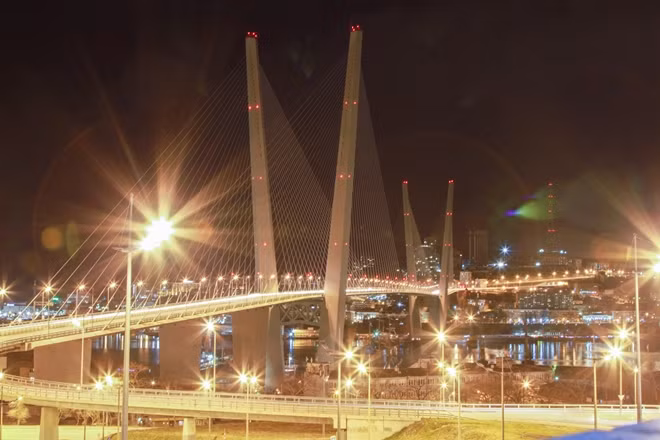 Để phát triển thành phố Vladivostok, Moscow năm 2012 đã chi 20 tỷ USD để đầu tư cải tạo Vladivostok cho hội nghị thượng đỉnh APEC. Một cây cầu dây văng khổng lồ với kinh phí 1 tỷ USD cũng đã được xây dựng để nối sang hòn đảo Russky với dân số 5.000 người.