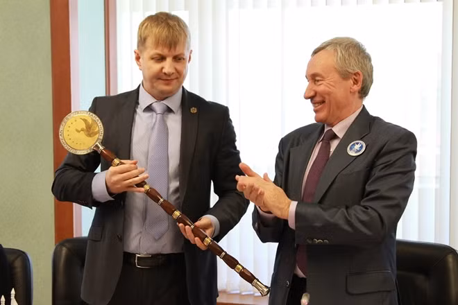 Ông Andrei Klimov trao thanh trượng biểu tượng của Liên hoan Marathon Pan-European cho ông Denis Bochkarev, Phó Thống đốc vùng Primorskyi.
