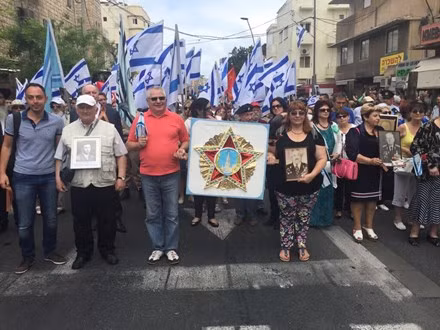 Tại Israel, một lượng lớn người cũng đã tập trung tại thủ đô Tel Aviv để tưởng niệm những người đã hi sinh vì cuộc chiến lớn nhất thế kỉ 20. Ảnh: Twitters