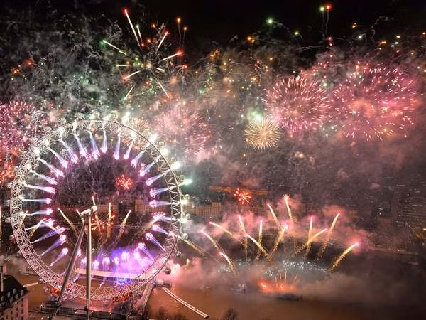 Thủ đô London ngập ánh sáng trong lễ mừng năm mới 2019.