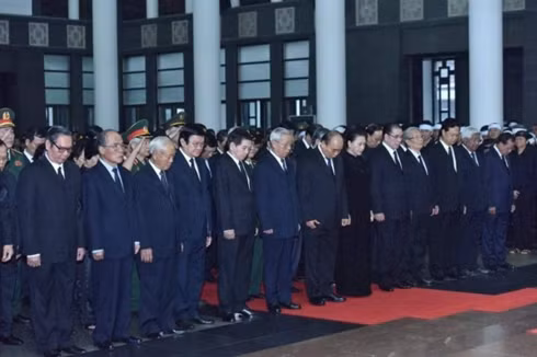 Các đồng chí lãnh đạo, nguyên lãnh đạo Đảng, Nhà nước dành phút mặc niệm trước linh cữu nguyên Chủ tịch nước Lê Đức Anh.
