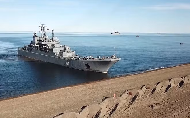"Các máy bay sẽ diễn tập với công suất tối đa và thực hiện tiếp liệu trên không, thực hành hạ cánh tại các sân bay chiến thuật. Các tàu hải quân diễn tập tác chiến và bắn hạ mục tiêu", ông Shoigu nói về nhiệm vụ của không quân và hải quân trong tập trận.