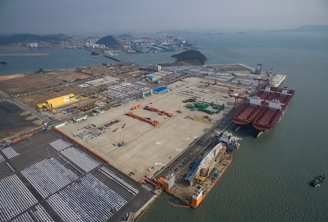 Theo dự kiến, nhà chức trách mất một tuần để dỡ xác phà Sewol từ tàu vận tải và đưa lên bờ. Tuy nhiên, việc này còn phụ thuộc vào điều kiện thời tiết. Ảnh: getty