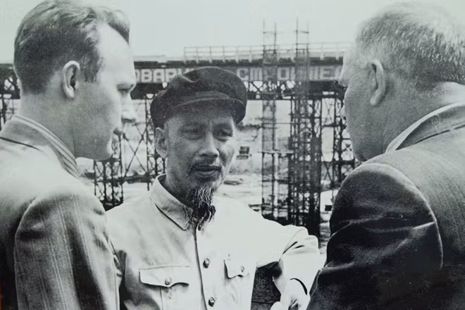 Bức ảnh chụp khi Chủ tịch Hồ Chí Minh thăm thành phố Irkutsk, Nga.