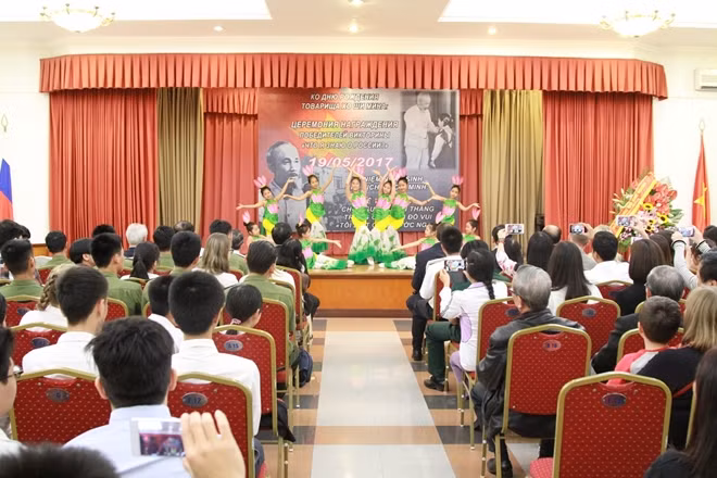 Một tiết mục biểu diễn văn nghệ chào mừng kỷ niệm 127 năm ngày sinh Chủ tịch Hồ Chí Minh.