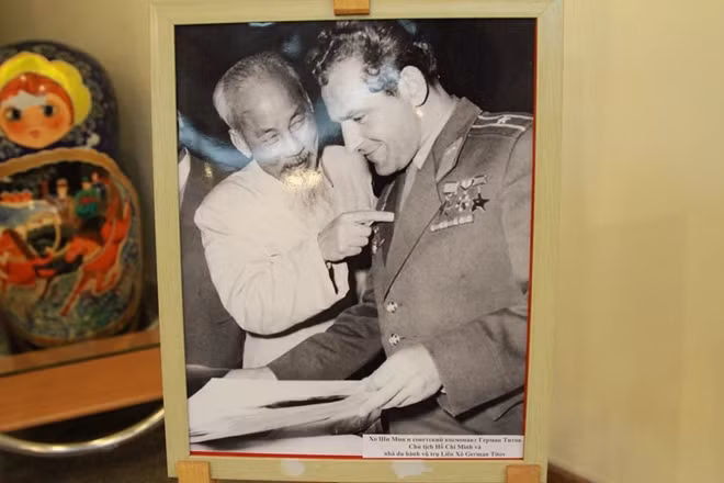 Chủ tịch Hồ Chí Minh cùng nhà du hành vũ trụ Liên Xô German Titov.