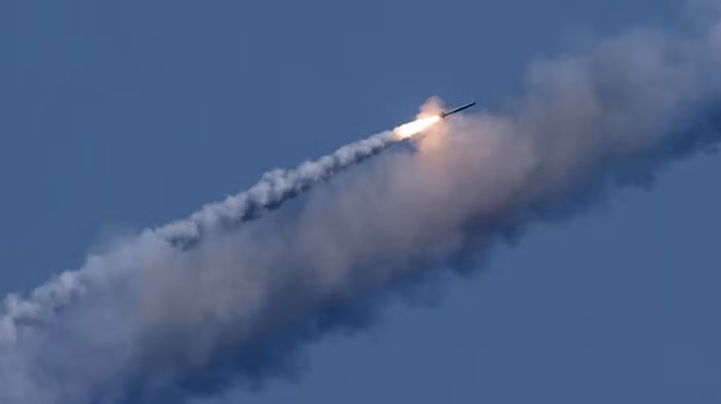 Tên lửa hành trình Kalibr của Nga vừa được phóng đi khỏi tàu ngầm. Ảnh: Sputnik