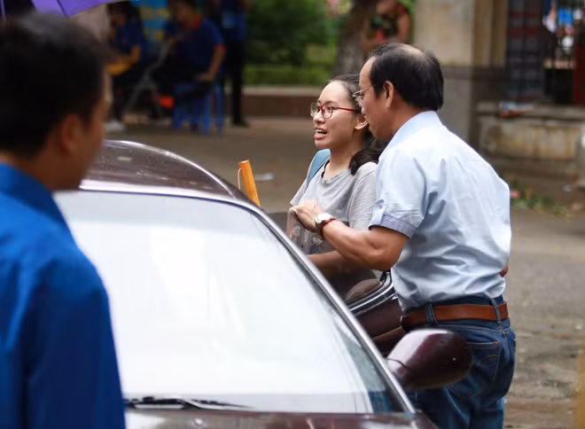 Đây là kì thi rất quan trọng, không những để giúp các bạn học sinh nhìn lại 12 năm học tập, mà còn là thời khắc để chính các bạn quyết định một phần con đường mình sẽ đi trong tương lai. Bởi vậy, tại Hà Nội, hầu hết các thí sinh được bố mẹ “tháp tùng” đến điểm thi.