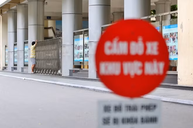 Có những phụ huynh vì quá sốt ruột mà tiến thẳng vào khu vực hàng rào tại một điểm thi ở quận Thanh Xuân, Hà Nội.
