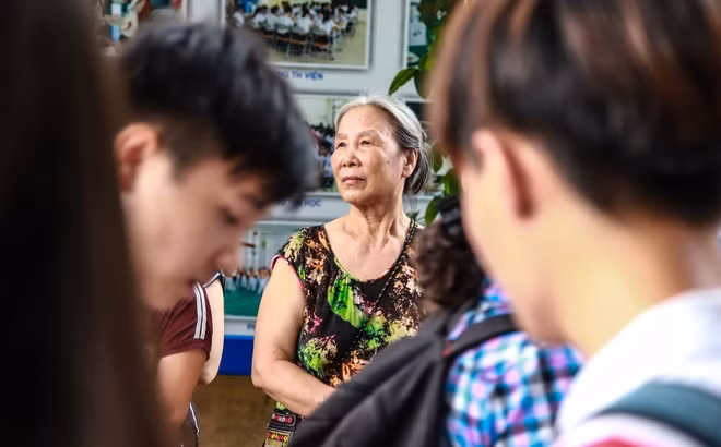Bà Nguyễn Thị Hường (Thanh Xuân, Hà Nội) nói: "Tôi đứng chờ cháu từ khi nó vào phòng đến giờ. Tôi là bà ngoại nên cũng không rõ nó thi khối nào, nhưng mình cứ ra đây chờ nghe nó nói xem nó thi làm sao rồi động viên nó. Bố nó cũng đứng đằng kia chờ nó. Cả nhà hi vọng lắm".