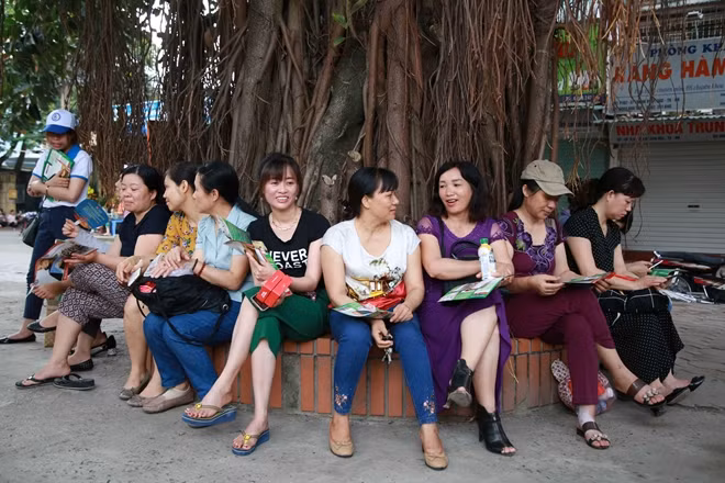Cô Hiền, phụ huynh thí sinh dự thi tại điểm thi Trường THCS Việt Nam - Angieri (Hà Nội) nói: "Bố mẹ ở ngoài thì mưa hay nắng không vấn đề gì. Chỉ mong ở trong phòng thi con làm bài tốt là vui rồi. Cháu trải qua kỳ thi quan trọng, tôi xin phép nghỉ làm để đưa cháu đi".