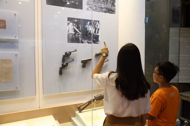 Tại Bảo tàng CAND có trưng bày những hiện vật quý giá trong suốt chiều dài thành lập và phát triển cửa lực lượng Công an. Trong ảnh là một số sản phẩm do Công an xưởng Nam Bộ sản xuất phục vụ chiến đấu trong thời kỳ kháng chiến chống Pháp.