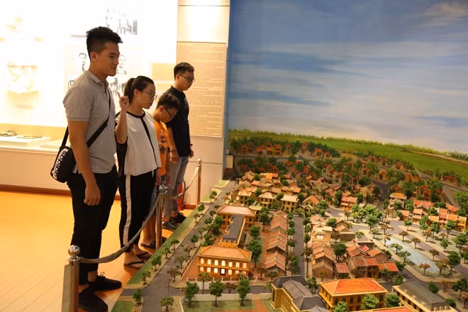 Trong những ngày đầu tháng 9 lịch sử, nhiều bạn trẻ đã tới Bảo tàng CAND để thăm quan, tìm hiểu về lịch sử vẻ vang của lực lượng CAND nước nhà. Trong ảnh là sa hình các khu vực liên quan tới lịch sử của lực lượng CAND và các cơ quan Công an tại Hà Nội.