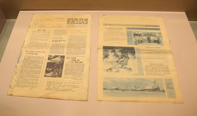 Một ấn phẩm báo Công an nhân dân được trưng bày tại Bảo tàng. Ra đời ngày 1-11-1946 với độ dày 20 trang, khổ lớn 21 x 30 cm, bìa in màu; tiền thân của Báo Công an nhân dân là Báo Công an Mới. Tổng Giám đốc Nha Công an Trung ương Lê Giản là người khai sinh ra tờ Công an mới.