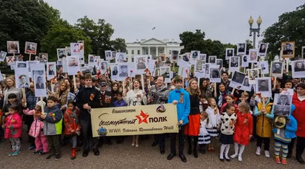 Hàng trăm người đã tập trung tại Washington D.C cùng di ảnh những người đã hi sinh trong Thế chiến II để tưởng niệm. Ảnh: Twitter