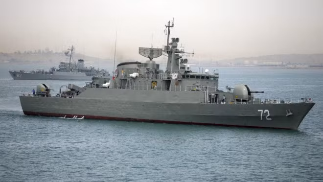 Tàu hộ vệ tên lửa Alborz của lực lượng hải quân Iran. Ảnh: AP.