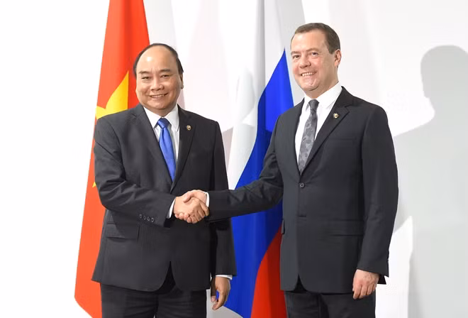 Thủ tướng Nguyễn Xuân Phúc và Thủ tướng Nga Medvedev gặp mặt tháng 11-2017. Ảnh: VGP/Quang Hiếu