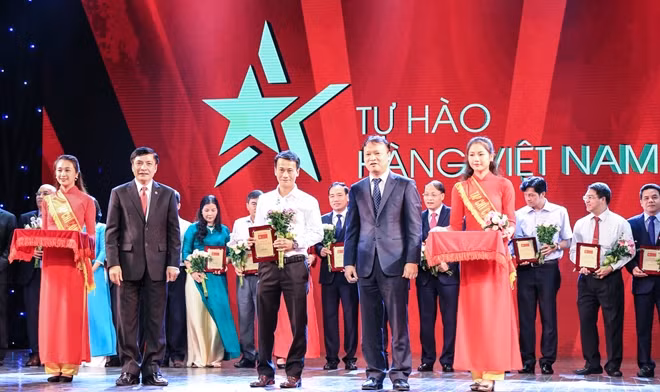 Thứ trưởng Bộ Công thương Đỗ Thắng Hải trao kỷ niệm chương cho tác giả Dương Thành Trung, người giành giải nhất cuộc thi “Yêu hàng Việt Nam - Câu chuyện của tôi”.