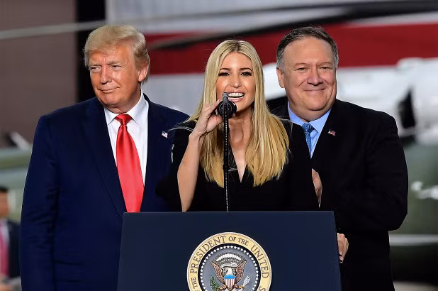 Ông Trump đứng cạnh con gái Ivanka và Ngoại trưởng Mike Pompeo. Ảnh: Getty