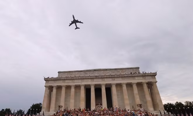 Trong màn phô diễn, Mỹ triển khai cả chuyên cơ Không lực Một (Air Force One) của ông Trump bay qua Đài tưởng niệm Lincoln. Nguồn tin quân sự giấu tên cho biết Mỹ chi khoảng 2,5 triệu USD cho hoạt động này.