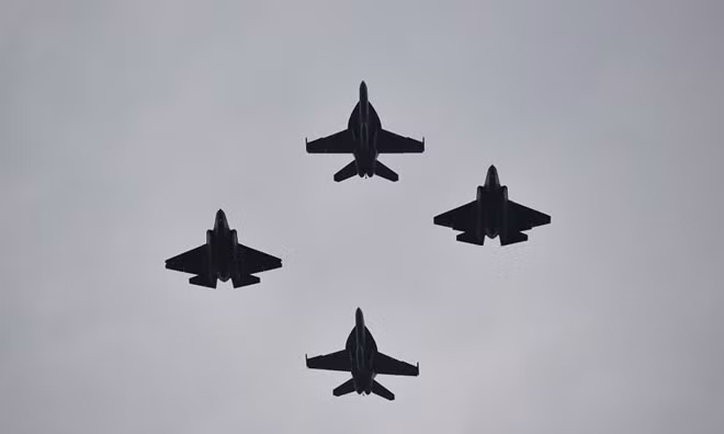 Sau màn phô diễn của không quân, phi đội chiến đấu cơ Hải quân Mỹ gồm hai chiếc F/A-18E/F Super Hornet và hai siêu tiêm kích F-35C dành riêng cho tàu sân bay của Hải quân Mỹ bay qua Đài tưởng niệm Lincoln trong sự trầm trồ của nhiều người.