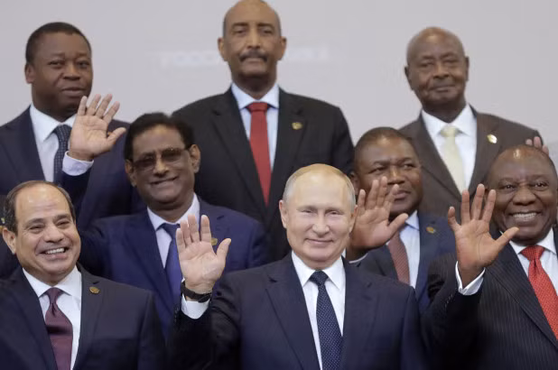 Tổng thống Nga Putin bên các lãnh đạo châu Phi dự hội nghị ở Sochi. Ảnh: Getty
