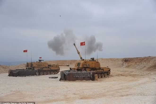 Pháo Thổ Nhĩ Kỳ khai hoả về phía Syria. Ảnh: Anadolu