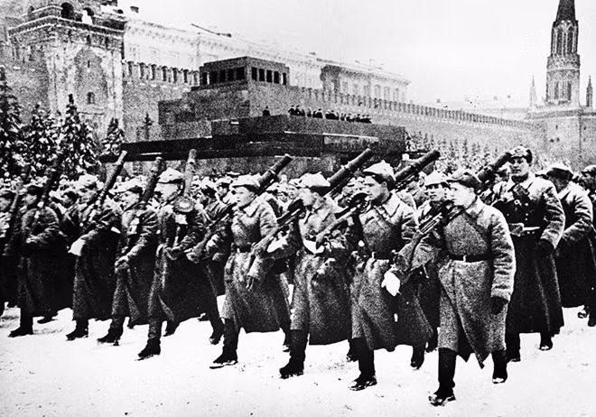 Nhân danh Ðảng và Nhà nước Liên Xô, nhà lãnh đạo Stalin đã kêu gọi các chiến sĩ Hồng quân: "Các dân tộc bị nô dịch của châu Âu đang sống dưới ách của bọn xâm lược Ðức trông chờ vào các đồng chí như là những người sẽ giải phóng cho họ. Sứ mệnh giải phóng vĩ đại đã trao cho các đồng chí. Các đồng chí hãy tỏ ra xứng đáng với sứ mệnh đó... Dưới ngọn cờ của Lênin, tiến lên giành thắng lợi!".