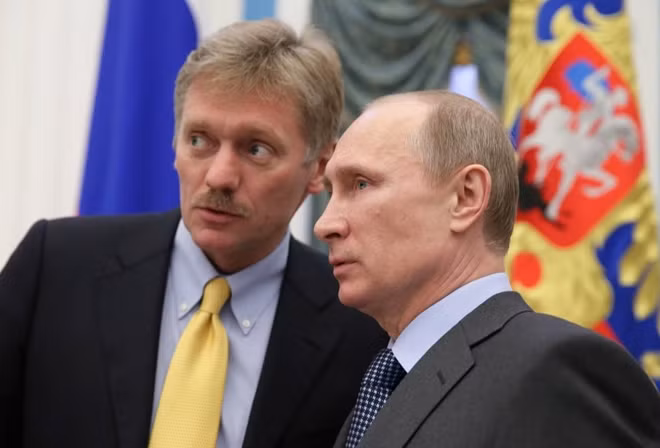 Tổng thống Putin và người phát ngôn Điện Kremlin Peskov. Ảnh: ITN