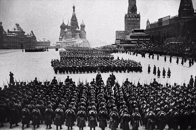 Vào những ngày tháng 10-1941, Phát xít Đức đang chuẩn bị cho cuộc tấn công tổng lực nhằm vào Moscow với hi vọng chiếm thủ đô, qua đó kiểm soát toàn bộ Liên Xô.