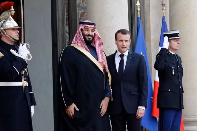 Tổng thống Pháp Macron cùng Thái tử Saudi Arabia Mohammed bin Salman. Photo: EPA