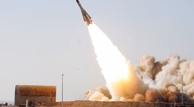 Tên lửa S-200 Vega của Syria trong một vụ phóng. Ảnh: ITN