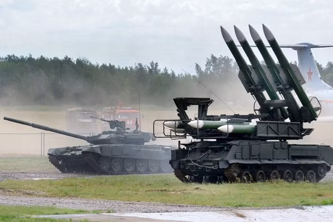 Dàn tên lửa Buk-M2E xuất hiện bên cạnh xe tăng trong một cuộc tập trận. Ảnh: TASS